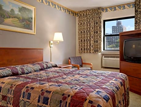 1 Queen Bed  Deluxe Room  Smoking