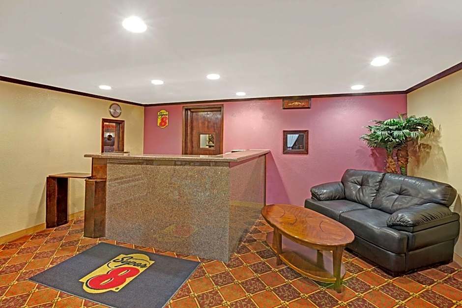 Super 8 by Wyndham Shawnee