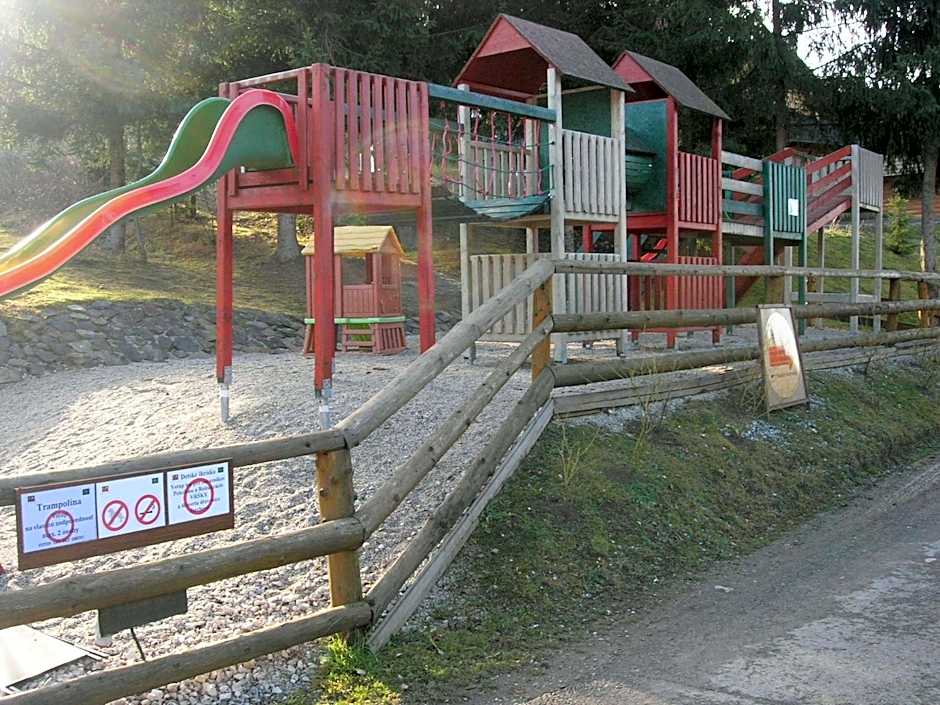 Drevenica pod smrekom