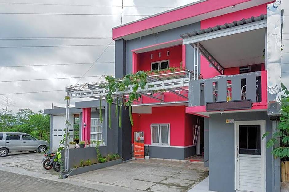 RedDoorz near Terminal Mendolo Wonosobo