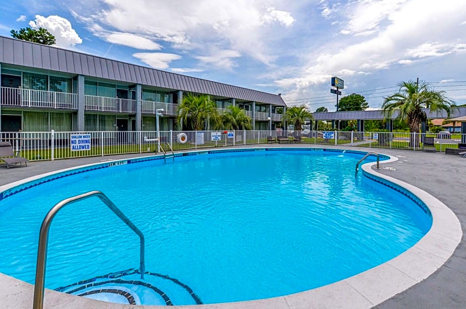 Quality Inn & Suites Hardeeville - Savannah North - Renovated with Hot Breakfast Included