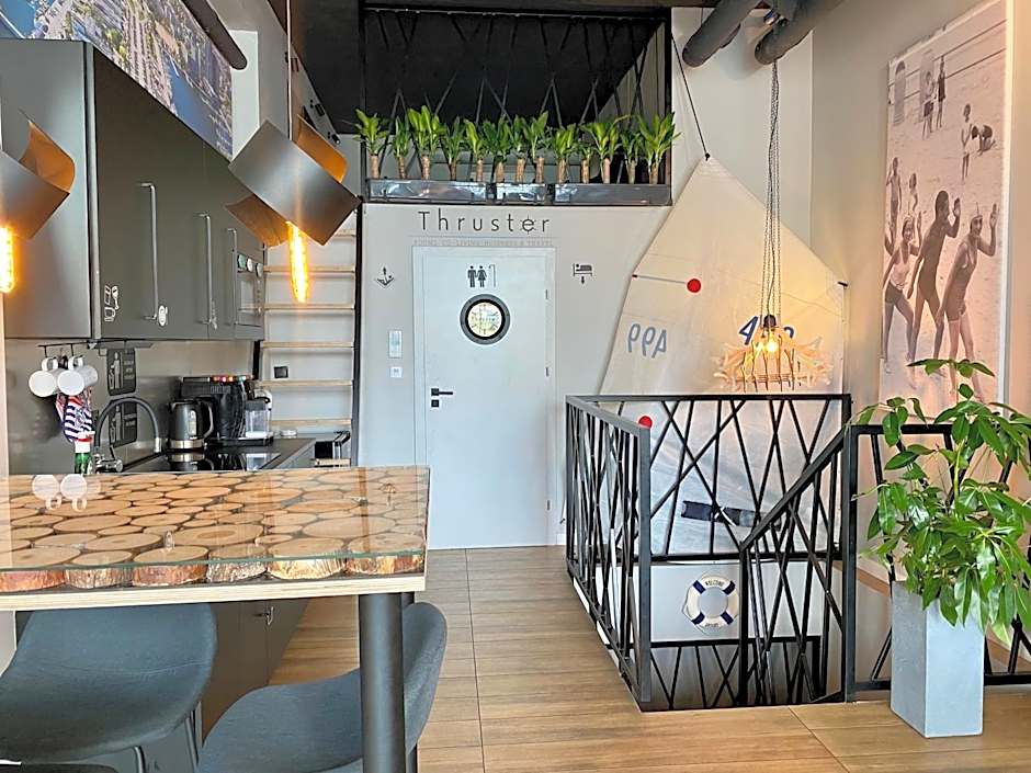 Thruster - Rooms, Kitchen, Chill-Out Zone-Netflix, Lobby-Netflix