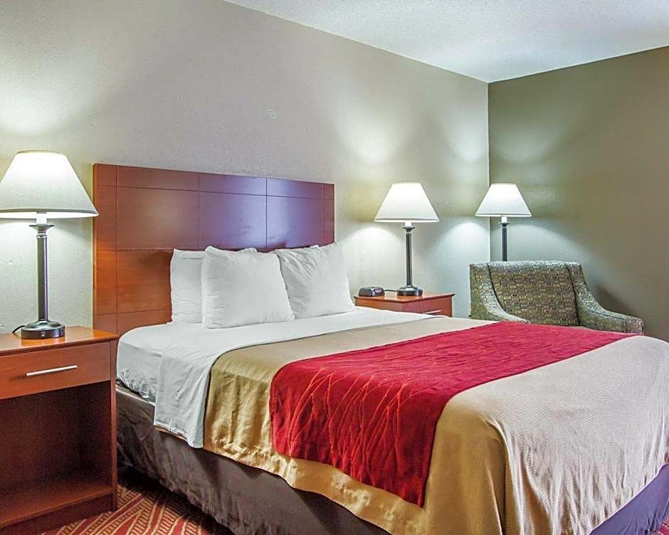 Photo 1 of 4 of 1 Queen Bed, Accessible