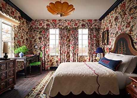 Graduate Corner King Room with Bath Tub - Mobility Accessible