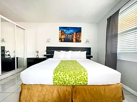 Deluxe Poolside King