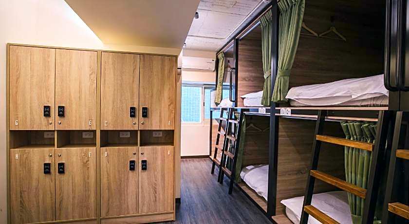 Stray Birds Taichung Hostel