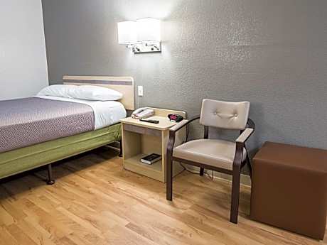 Queen Room - Disability Access - Non-Smoking