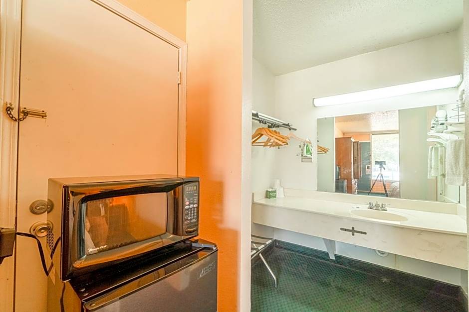 Castle Inn & Suites by OYO Lawton