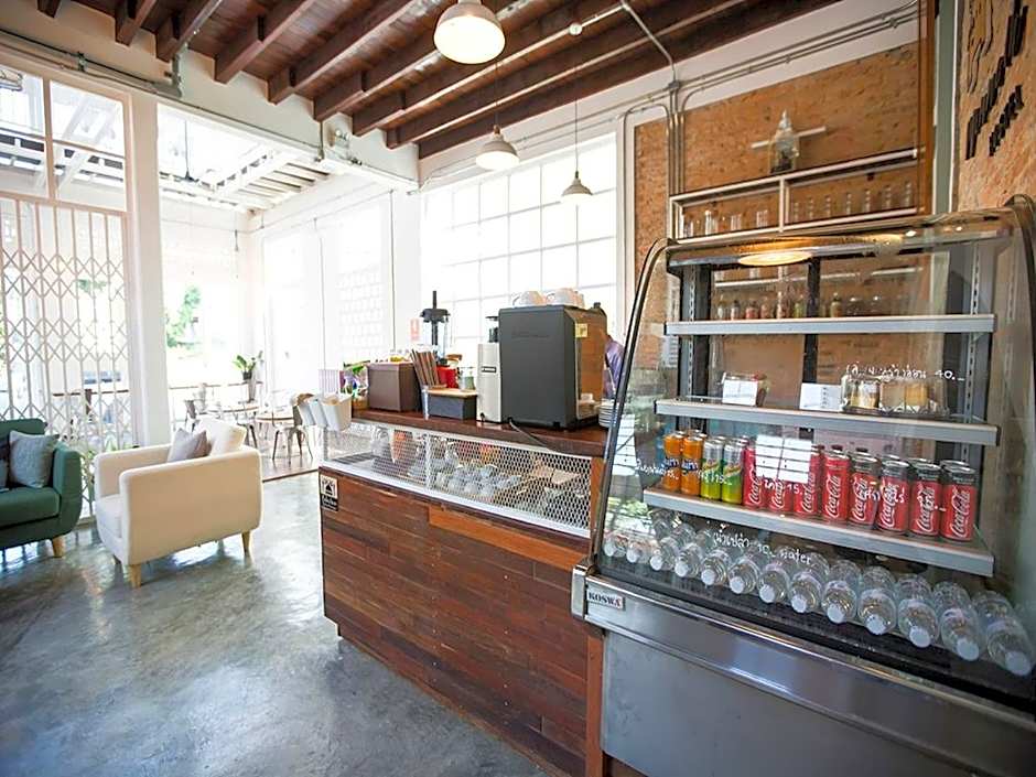 Memmoth Cafe & Hostel in Lampang