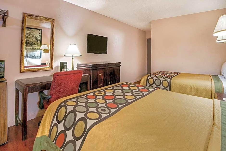 Super 8 by Wyndham San Antonio/I-35 North