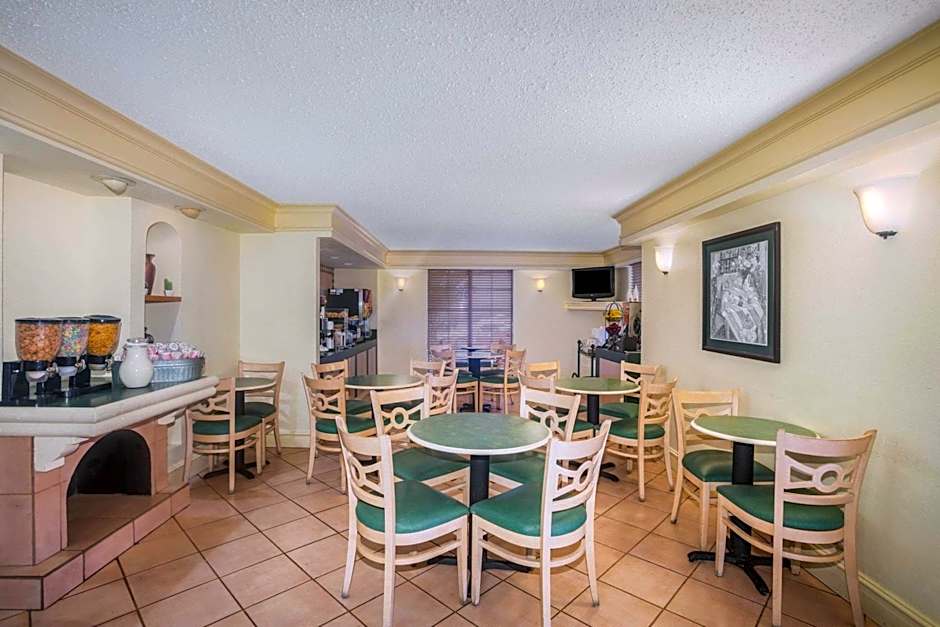 Super 8 by Wyndham Eagle Pass