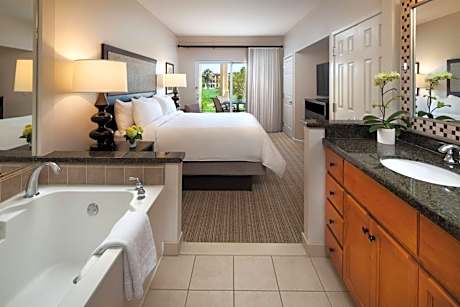 One-Bedroom Villa with Balcony and Roll-in Shower - Mobility Accessible