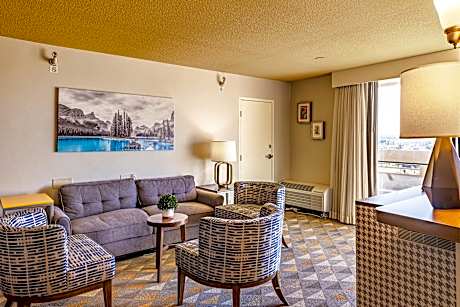 Queen Suite with Two Queen Beds and Balcony - Mountain View