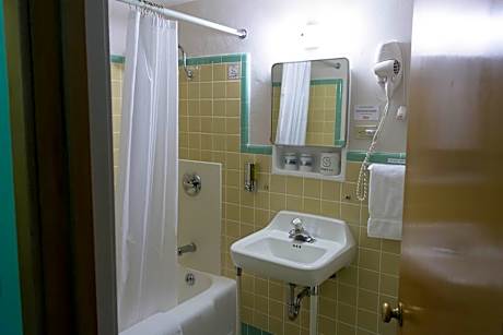 Queen Bed - Ground Floor