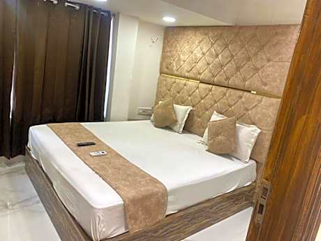 Deluxe Double Room (2 Adults + 1 Child)