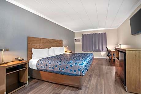 1 King Bed, Nonsmoking