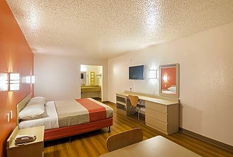 1 King Bed | Micfridge