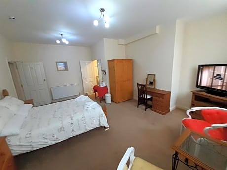 Large Double Room (Lower Ground Floor)