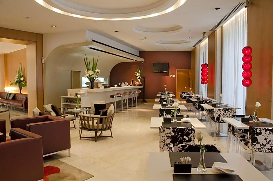 725 Continental Hotel