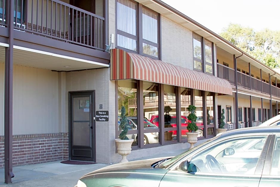 Cottonwood Inn & Suites