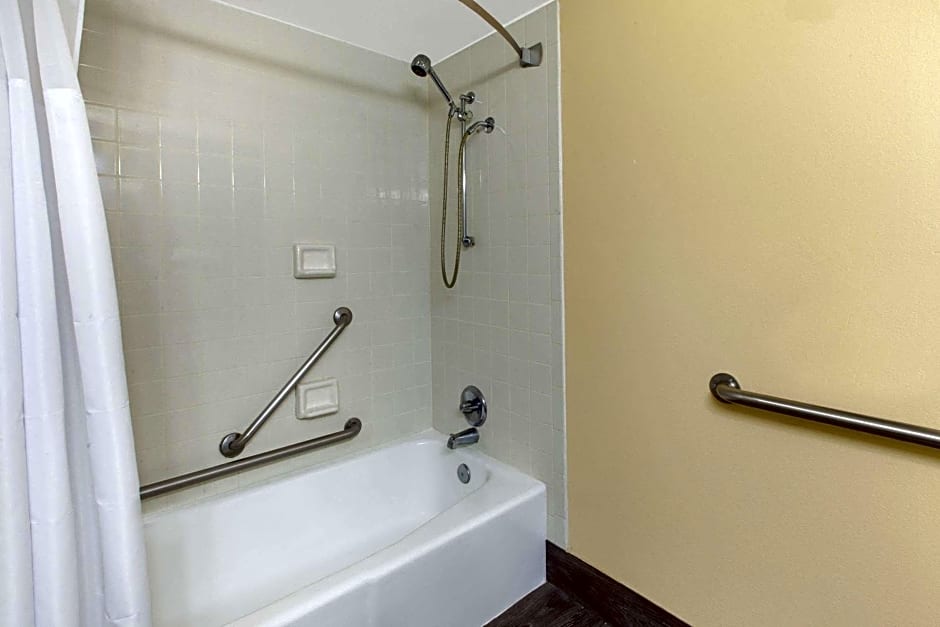 Days Inn & Suites by Wyndham Grand Rapids Near Downtown