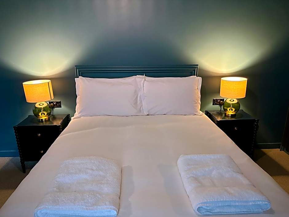 ROOMS AT THE QUAYSIDE - stylish en-suite rooms on Poole Quay all fully refurbed