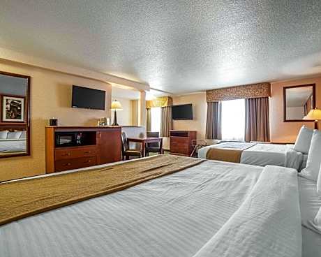 Quadruple Room with One King Room and One Queen Room - Accessible/Non-Smoking