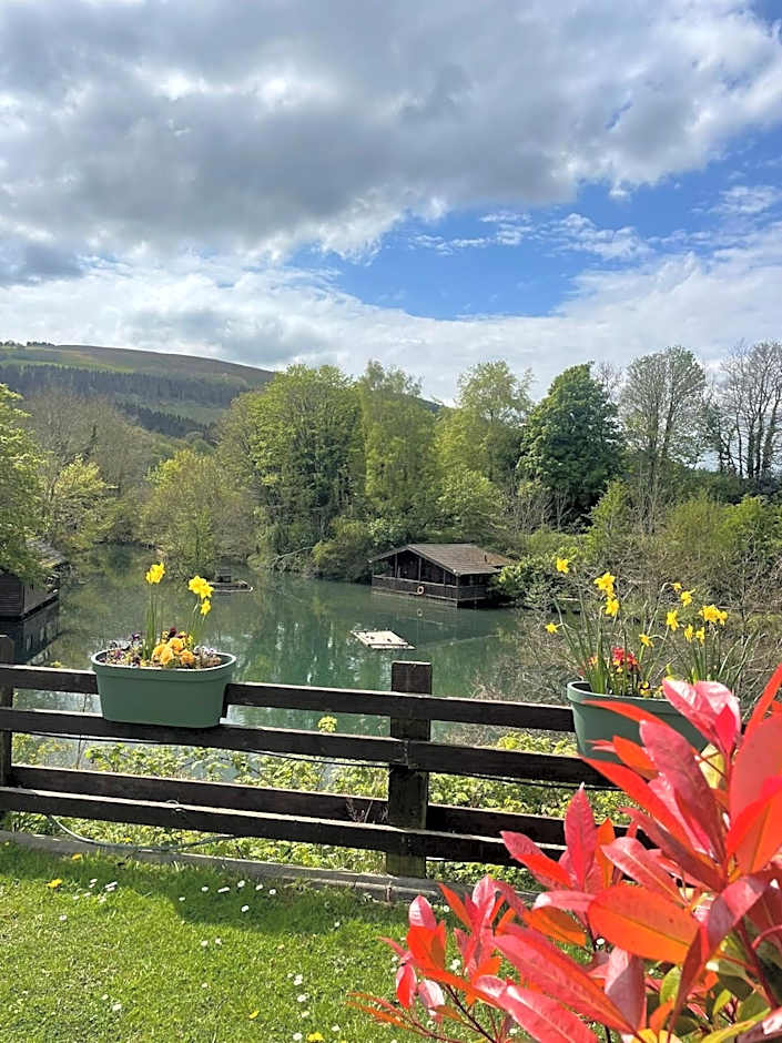Herons Lake Retreat Hot Tub Lodges