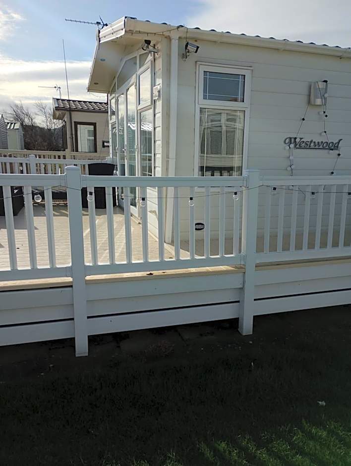Luxury 2 bedroom caravan with large decking Close to beach