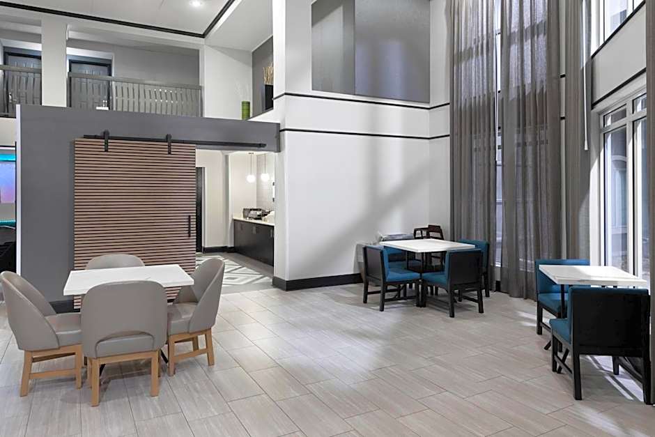 La Quinta Inn & Suites by Wyndham Houston Bush Iah South