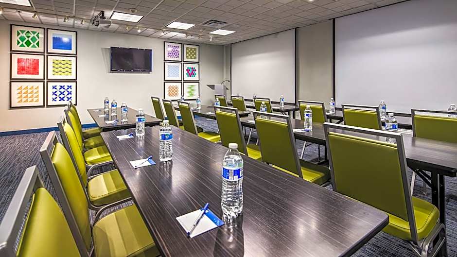 Holiday Inn Express & Suites Detroit - Farmington Hills By IHG