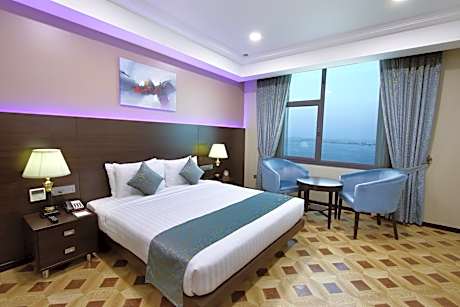 Deluxe King Room or Twin City View