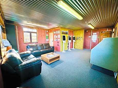 The Crossing Lodge & Backpackers