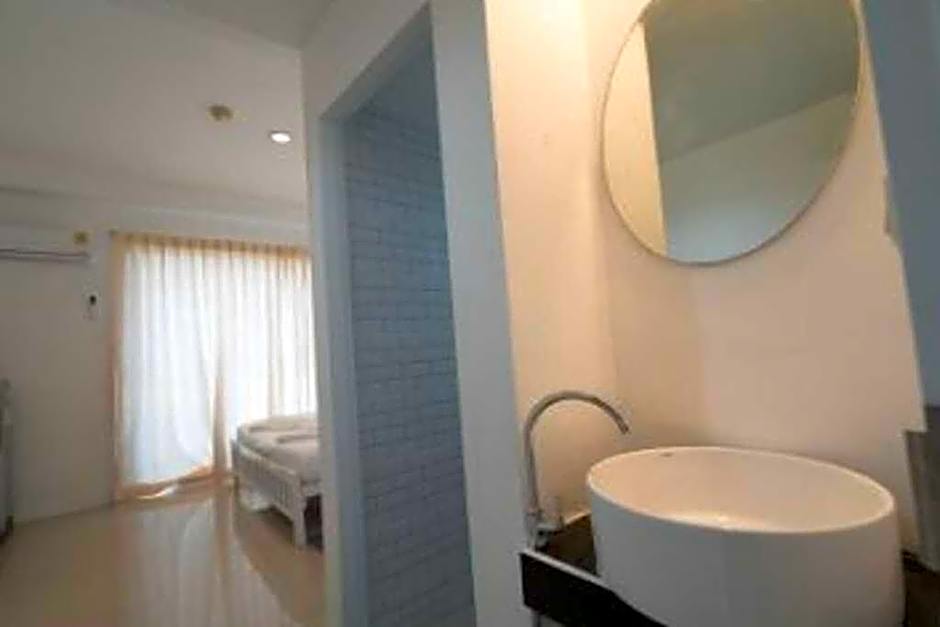 RQ Bangkok Sukhumvit 50 by Collection O