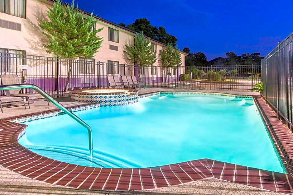 Super 8 by Wyndham Cleveland TX