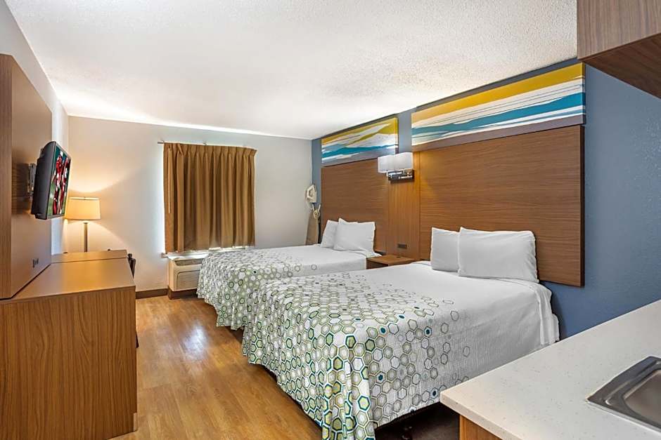 HomeTowne Studios by Red Roof Lancaster