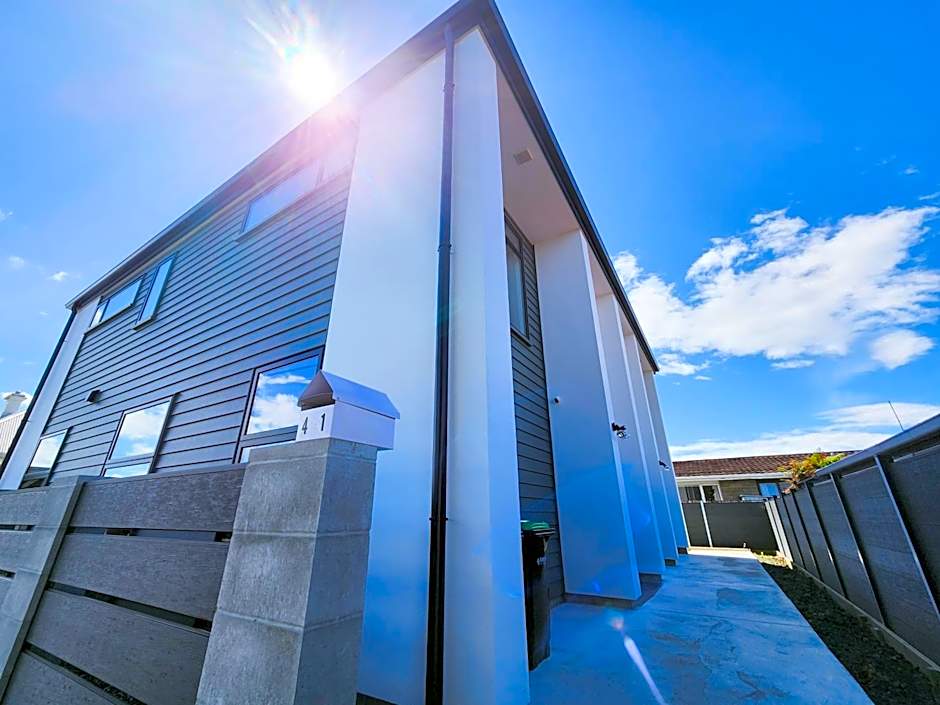 New Modern Townhouse Near Town& Beach