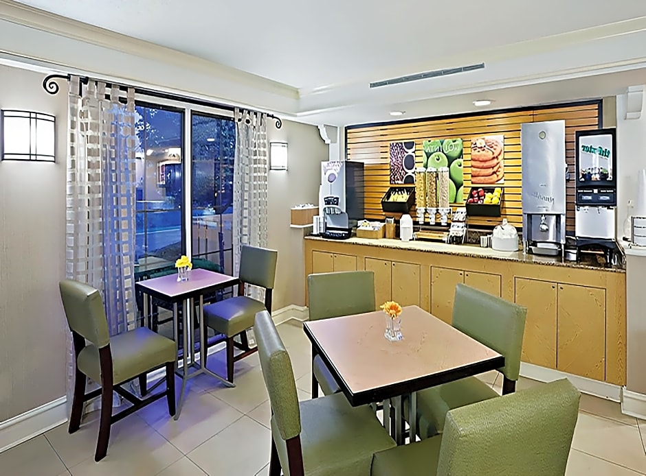 Norwood Inn & Suites  Merrillville