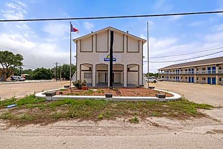 Days Inn by Wyndham Kenedy