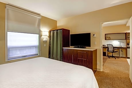 Queen Suite - Mobility and Hearing Access Tub/Non-Smoking