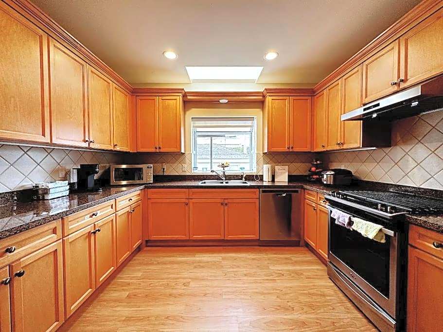 Super Cosy 8Bed & 6Bath in Vancouver heart near to airport and DownTown