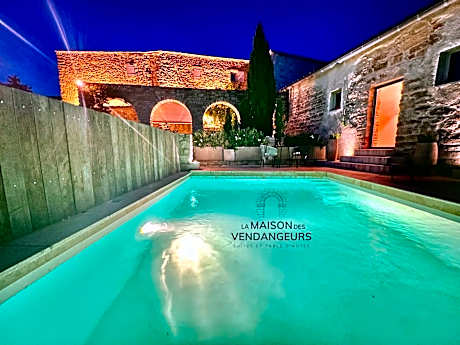 La Maison des Vendangeurs - TABLE D'HÔTES le soir du jeudi au dimanche- Jacuzzi - Balnéo SPA - ACCES PISCINE pour toutes les chambres sauf STUDIO COQUET- Piscine de mai à mi-octobre