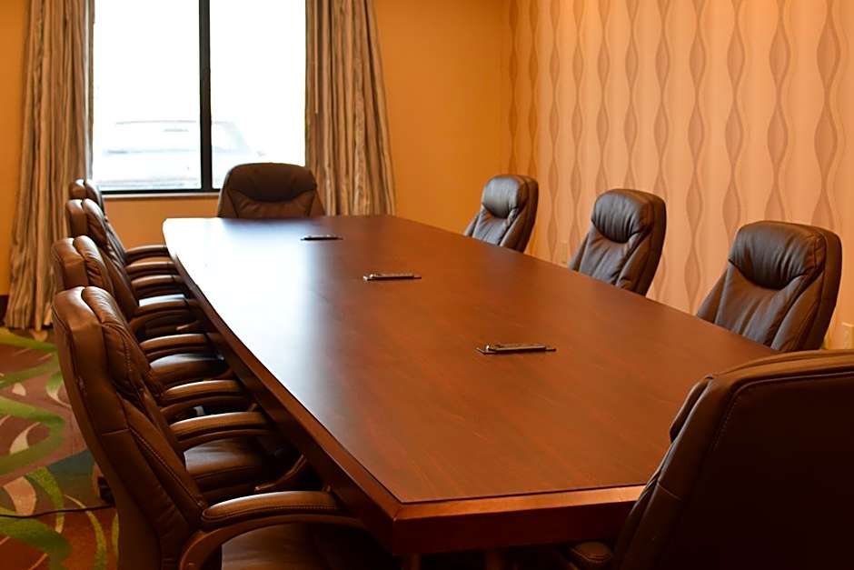 Holiday Inn Express Pratt By IHG