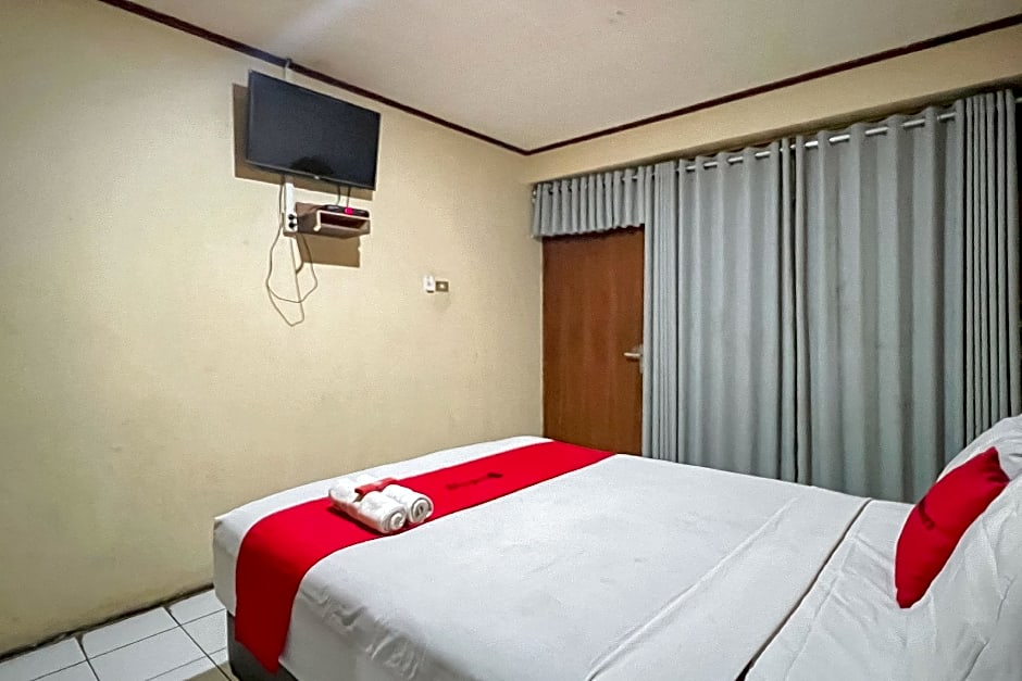 RedDoorz near Sukabumi Station 2