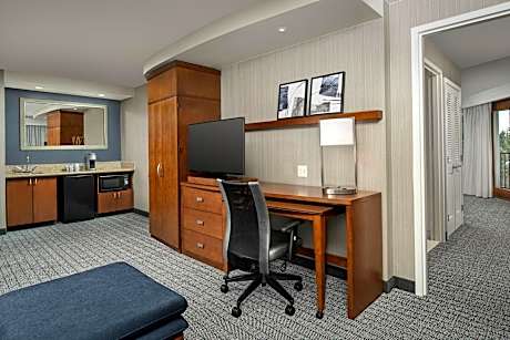 Suite, 1 Bedroom, Non Smoking (1 King Bed and 1 Double Sofa Bed)