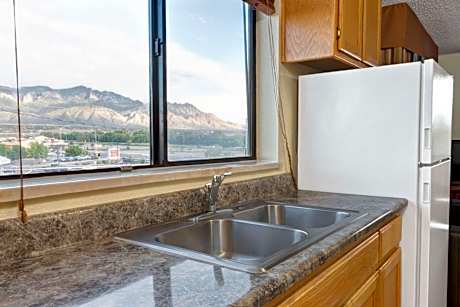 One-Bedroom King Suite - Non-Smoking