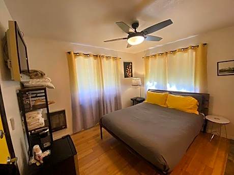 1 Queen Bed