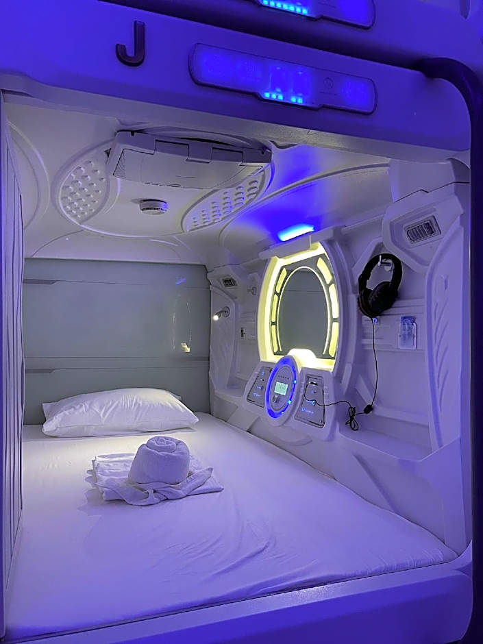 BMAX SPACEPODS