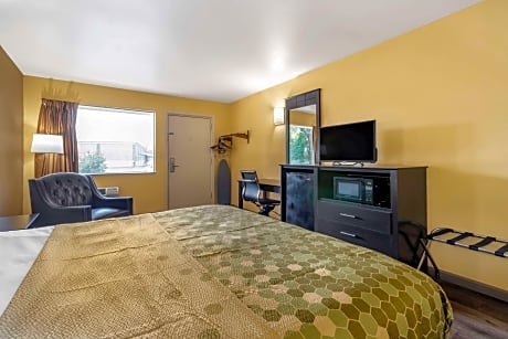 1 King Bed, Nonsmoking, Accessible