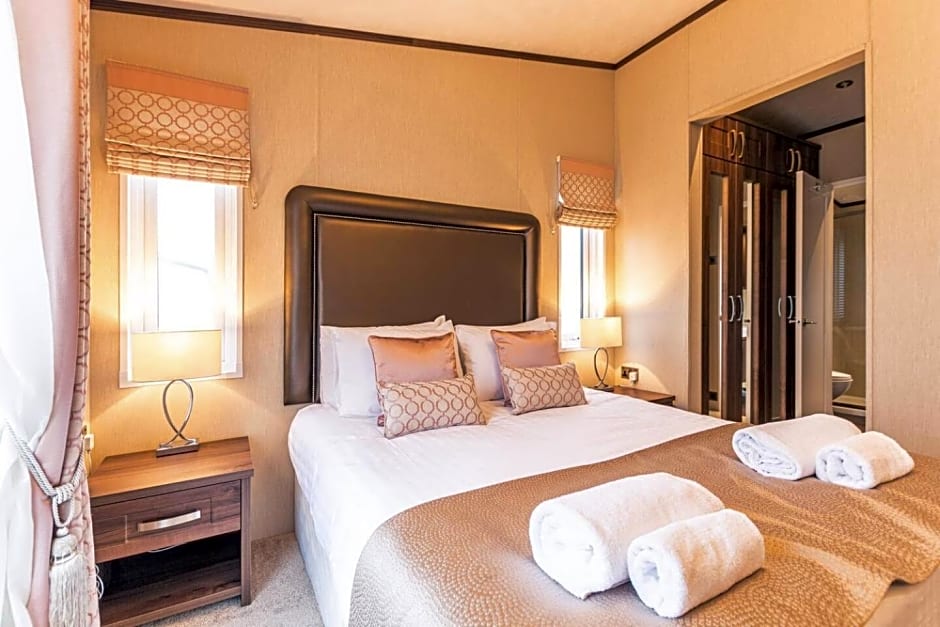 Lakeside Gem with Hot Tub